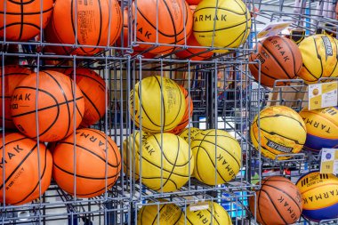 Sydney, Avustralya 2019-10-23 basketbol topları Decathlon spor mağazasında sergileniyor..