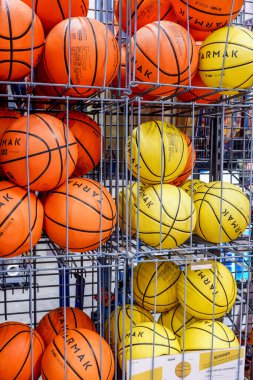 Sydney, Avustralya 2019-10-23 basketbol topları Decathlon spor mağazasında sergileniyor..
