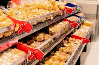 Sydney, Avustralya 2019-11-22 Coles süpermarketindeki ekmek reyonunda çeşitli ekmekler. Seçici odak