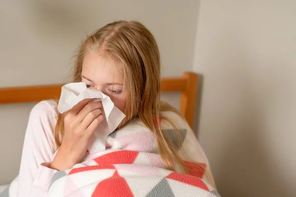 Sick Teenage Girl Sitting Bed Covered Blanket Sneezing Blowing Her — Stock Photo, Image