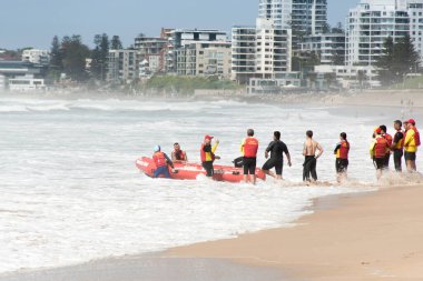 Cronulla, Avustralya 2020-02-15 Sörf Kurtarma Eğitimi devam ediyor. Sörf kurtarma botu Wanda Beach, NSW, Avustralya 'da mürettebatla çevrili...