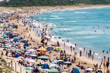 Sydney, Avustralya 2021-01-26 Sıcak bir yaz gününde Elouera plajı çok kalabalık. İnsanlar yüzüyor ve Avustralya 'da güneşleniyor.