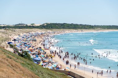 Sydney, Avustralya 2021-01-26 Sıcak bir yaz gününde Elouera plajı çok kalabalık. İnsanlar yüzüyor ve Avustralya 'da güneşleniyor.