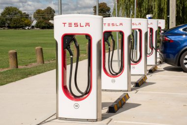 Bathurst, Avustralya - 2021-04-07 Tesla elektrikli araba şarj istasyonu. Çevre dostu yenilikçi özellik.