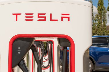 Bathurst, Avustralya - 2021-04-07 Tesla elektrikli araba şarj istasyonu. Çevre dostu yenilikçi özellik.