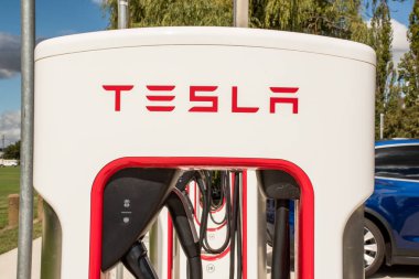 Bathurst, Avustralya - 2021-04-07 Tesla elektrikli araba şarj istasyonu. Çevre dostu yenilikçi özellik.