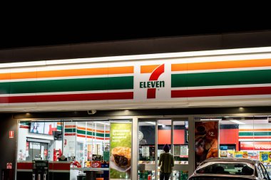 Kelso, Avustralya - 2021-04-07 Eleven gece yarısı benzin istasyonu.