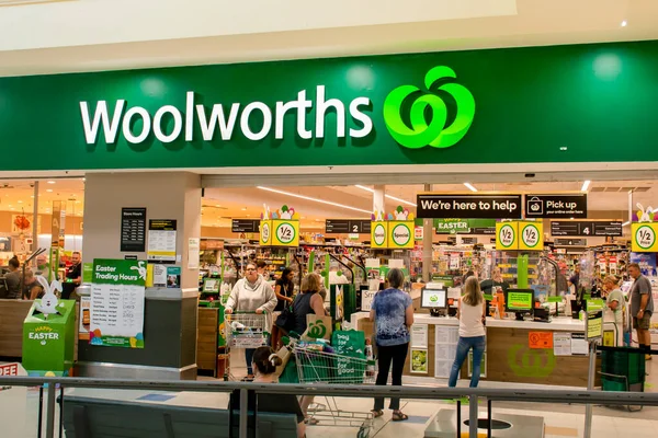 Dubbo, Avustralya 2021-04-05. Avustralya 'daki Woolworths süpermarketinin dış görünüşü.