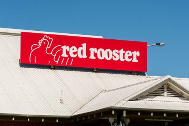 Lithgow, Avustralya 2021-04-03 Red Rooster fast food restoranının amblemi..
