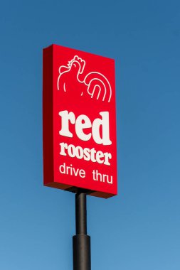 Lithgow, Avustralya 2021-04-03 Red Rooster fast food restoranı bayiliği logo tabelasından geçiyor..