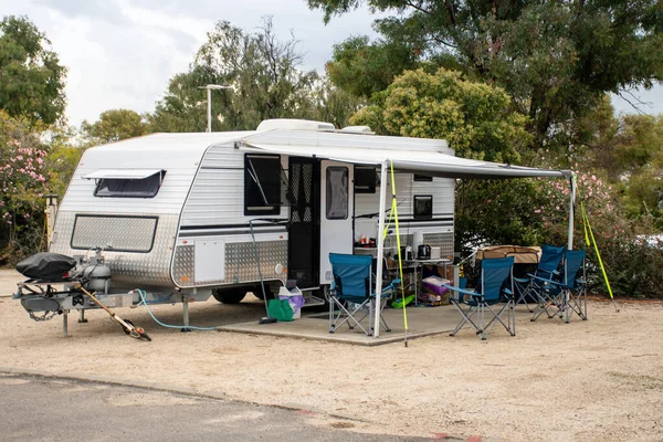 Wohnmobilcamping Auf Einem Campingplatz Auf Dem Wohnmobilstellplatz Reisekonzept Für Den — Stockfoto