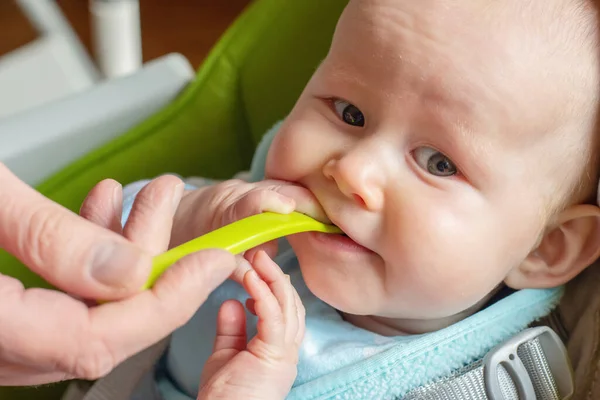 Mão Pai Alimentando Bonito Menino Meses Idade Com Primeira Comida — Fotografia de Stock