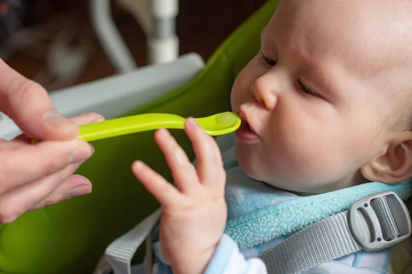 Pai Alimentando Meses Idade Menino Pequeno Com Primeira Comida Sólida — Fotografia de Stock