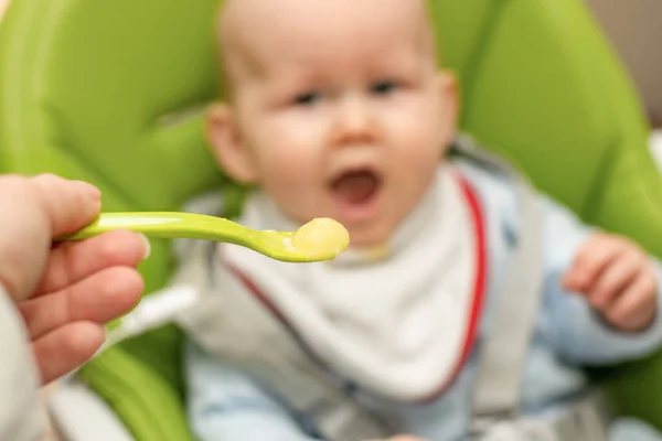 Imagem Desfocada Mão Alimentando Menino Meses Com Primeira Comida Sólida — Fotografia de Stock