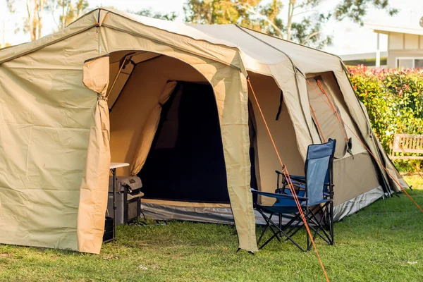 Grande Instalação Espaçosa Tenda Com Cadeiras Mesa Frigorífico Campismo Parque — Fotografia de Stock