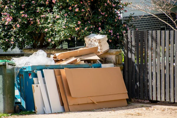 Hausmüll Stapelt Sich Vor Dem Wohnhaus Bordstein Zur Müllabfuhr — Stockfoto