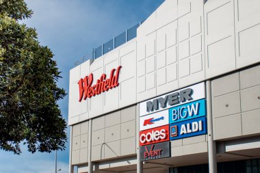 2021-05-02 Sydney, Avustralya Westfield Miranda alışveriş merkezi logo işaretli dış görünüş.