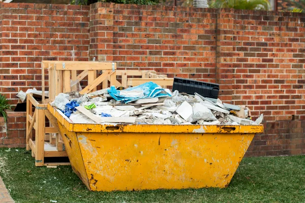 Skip Bak Vol Met Huishoudelijk Afval Afval Afval Voortuin Huis — Stockfoto