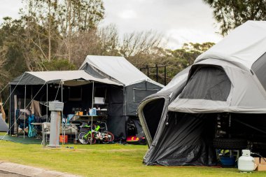 Tatil karavan parkında kamp yapan karavanlar. Aile seyahati konsepti