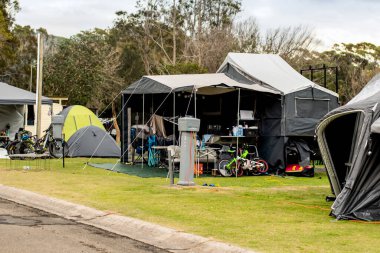 Tatil karavan parkında kamp yapan karavanlar. Aile seyahati konsepti