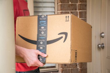 Sydney, Avustralya - 2020-03-08 Amazon ana kutusu konut binasının ön kapısına teslim edildi.