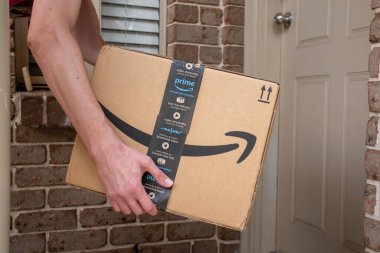 Sydney, Avustralya - 2020-03-08 Amazon ana kutusu konut binasının ön kapısına teslim edildi.