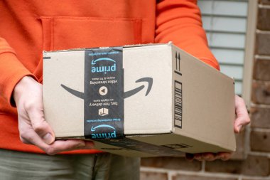 Sydney, Avustralya - 2020-05-24 Amazon ana kutusu konut kapısına teslim edildi.