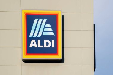Sydney, Avustralya - 2021-05-08 Aldi süpermarketinin logolu dış görünümü.