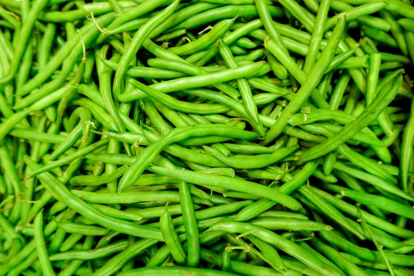 市場には新鮮な緑の豆が積もっている 食べ物の背景 収穫だ 健康的な食事 ビーガン ベジタリアン — ストック写真