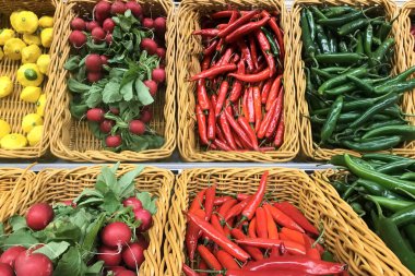 Taze sarı kabak köftesi, turp, Red Cayenne ve yeşil kırmızı biber. Yemek arkaplanı. Hasat et