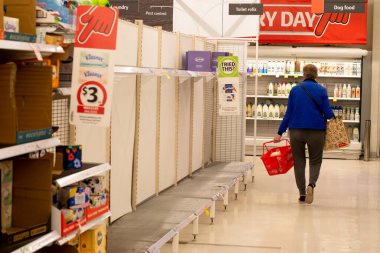 Sydney, Avustralya 2021-06-26 Coles Miranda 'daki boş tuvalet kâğıdı rafı Büyük Sistemde iki hafta kilitli kaldıktan sonra açıklandı. COVID-19 panik alımı. Alışveriş sepeti olan bir müşteri.