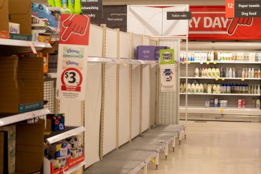 Sydney, Avustralya 2021-06-26 Coles Miranda 'daki boş tuvalet kağıdı rafı Büyük Sistemde iki hafta kilitli kaldıktan sonra bildirildi. COVID-19 panik satın alma