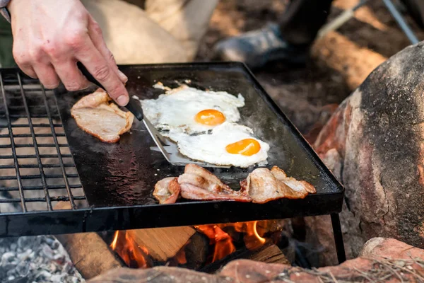 Ontbijtkamp Koken Grillen Van Knapperig Spek Eieren Een Gietijzeren Plaat — Stockfoto