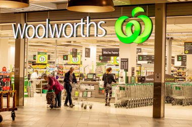 Sydney, Avustralya 2021-01-07: COVID-19 salgını sırasında Woolworths Miranda süpermarketinin dış görünüşü
