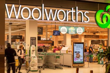 Sydney, Avustralya 2021-01-07: COVID-19 salgını sırasında Woolworths Miranda süpermarketinin dış görünüşü