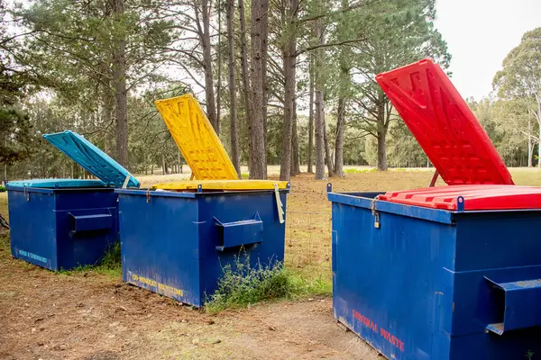 Australische Mülltonnen Mit Bunten Deckeln Für Recycling Papier Und Karton — Stockfoto