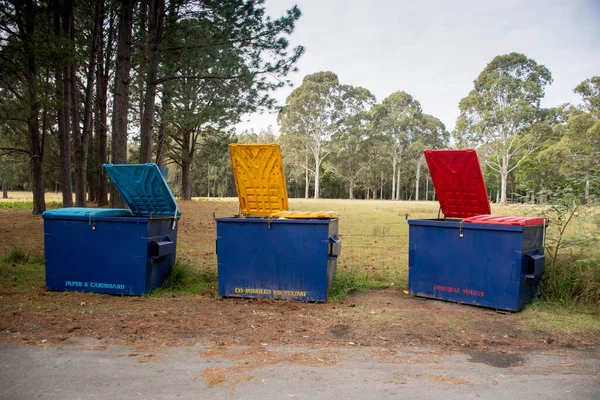 Australische Mülltonnen Mit Bunten Deckeln Für Recycling Papier Und Karton — Stockfoto
