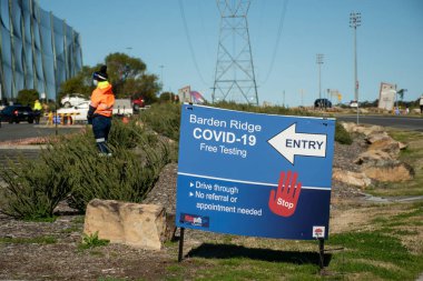 Barden Ridge, Avustralya - 2021-07-18 giriş işareti COVID-19 test kliniğinden geçiyor. NSW salgını tecrit