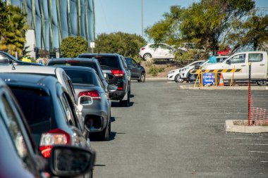 Barden Ridge, Avustralya - 2021-07-18A kuyruk COVID-19 test kliniğinden geçiyor. NSW salgını tecrit