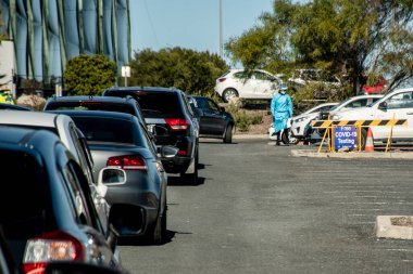 Barden Ridge, Avustralya - 2021-07-18A kuyruk COVID-19 test kliniğinden geçiyor. NSW salgını tecrit