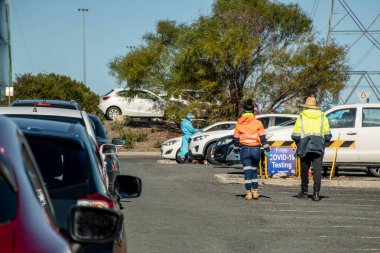 Barden Ridge, Avustralya - 2021-07-18A kuyruk COVID-19 test kliniğinden geçiyor. NSW salgını tecrit