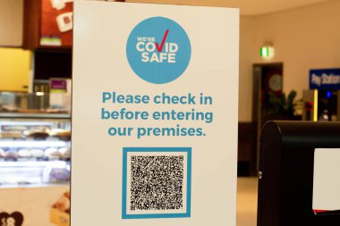 Sydney, Avustralya 2021-07-30 zorunlu COVID Güvenli QR-kodu NSW 'daki tüm kapalı mekanları kontrol edin. Alışveriş merkezinde QR kodu ile imzala.