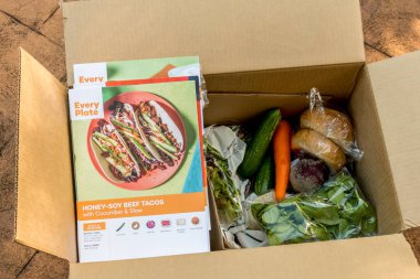 Sydney, Avustralya 2021-07-17 Her tabak yemek seti bir karton kutuda. Her Plaka aslında HelloFresh 'e aittir ve daha düşük maliyetli bir alternatif olarak 2018 yılında piyasaya sürülmüştür..
