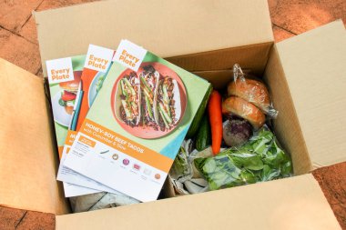Sydney, Avustralya 2021-07-17 Her tabak yemek seti bir karton kutuda. Her Plaka aslında HelloFresh 'e aittir ve daha düşük maliyetli bir alternatif olarak 2018 yılında piyasaya sürülmüştür..