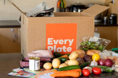 Sydney, Avustralya 2021-07-17 Her tabak yemek seti bir mutfak tezgahındaki karton kutuda. Her Plaka aslında HelloFresh 'e aittir ve daha düşük maliyetli bir alternatif olarak 2018 yılında piyasaya sürülmüştür..