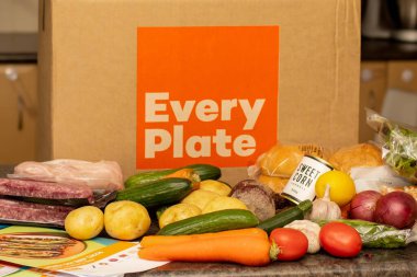 Sydney, Avustralya 2021-07-17 Her tabak yemek seti bir mutfak tezgahındaki karton kutuda. Her Plaka aslında HelloFresh 'e aittir ve daha düşük maliyetli bir alternatif olarak 2018 yılında piyasaya sürülmüştür..
