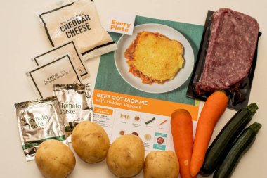 Sydney, Avustralya 2021-07-17 Her tabak yemek seti beyaz bir mutfak masasında. Her Plaka HelloFresh 'e aittir ve daha düşük maliyetli alternatif olarak 2018 yılında piyasaya sürülmüştür.