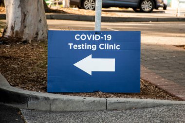 COVID-19 test kliniği işareti. Coronavirus delta salgını