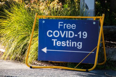 Ücretsiz COVID-19 testi. Coronavirus test kliniği tabelası sokakta.