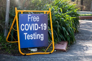 Ücretsiz COVID-19 testi. Coronavirus test kliniği tabelası sokakta.